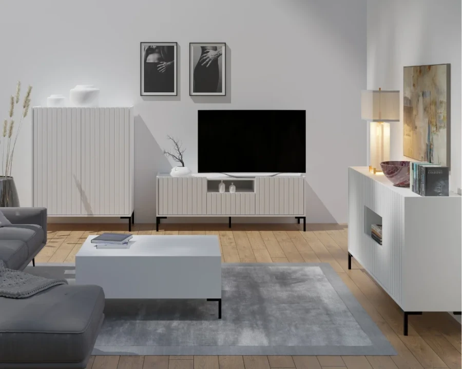 Komplettes Wohnzimmer-Set in Weiß mit Lamellenfronten inklusive Sideboard, TV-Board und Couchtisch.
