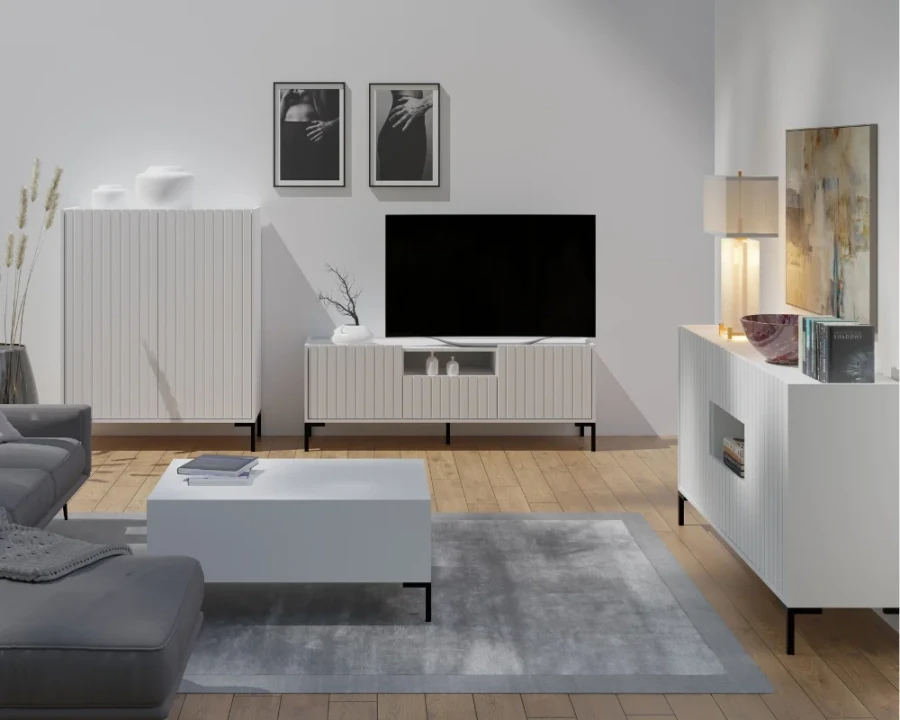 Skandinavisches Wohnzimmer-Set in Weiß mit Möbeln in eleganter Lamellen-Optik.