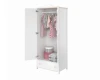 Weißer Kinderkleiderschrank mit rosa Details, geöffnet mit hängender Kinderkleidung.