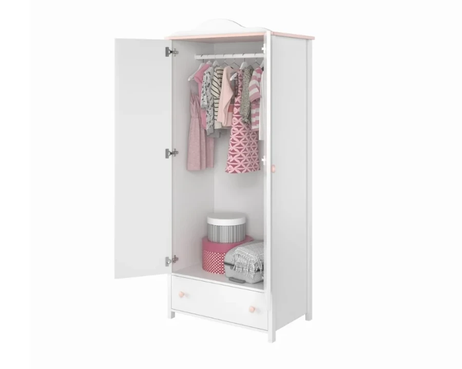 Weißer Kinderkleiderschrank mit rosa Details, geöffnet mit hängender Kinderkleidung.