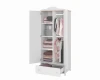 Offener weißer Kinderkleiderschrank mit rosa Akzenten und viel Stauraum.