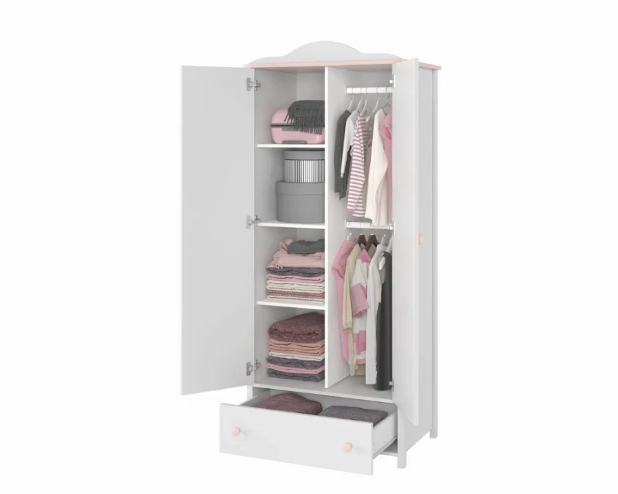 Offener weißer Kinderkleiderschrank mit rosa Akzenten und viel Stauraum.