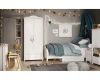 Gemütliches Kinderzimmer in Weiß und Blau mit Bett und Kleiderschrank.