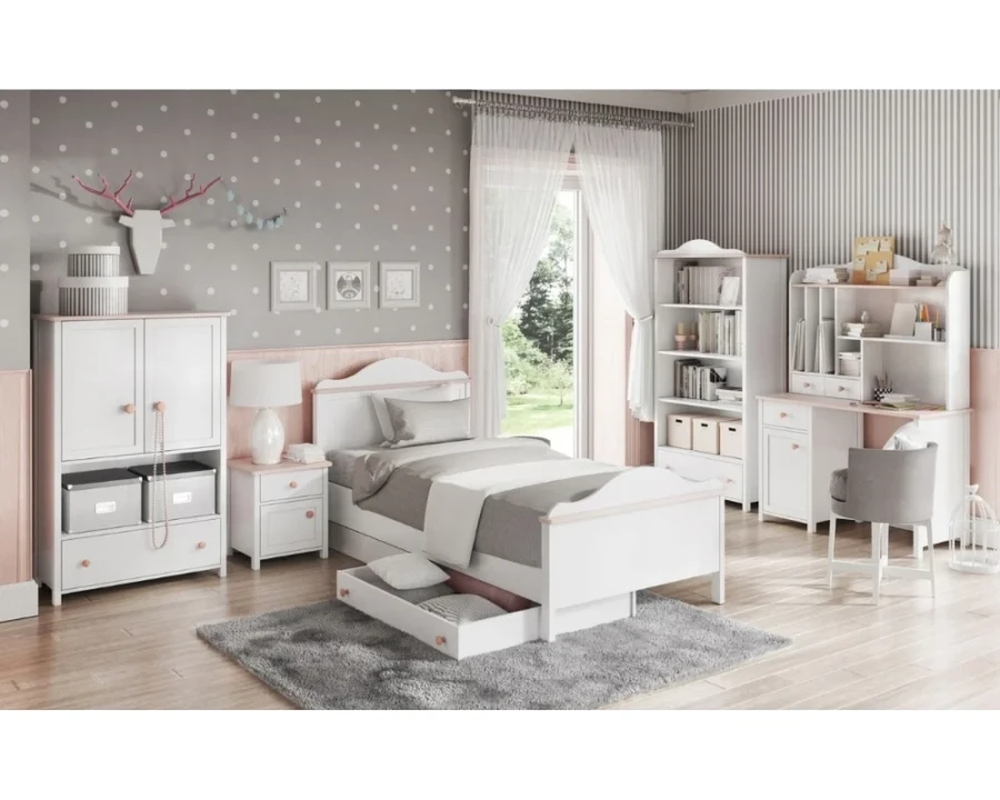 Komplett eingerichtetes Kinderzimmer in Weiß und Rosa für Mädchen.