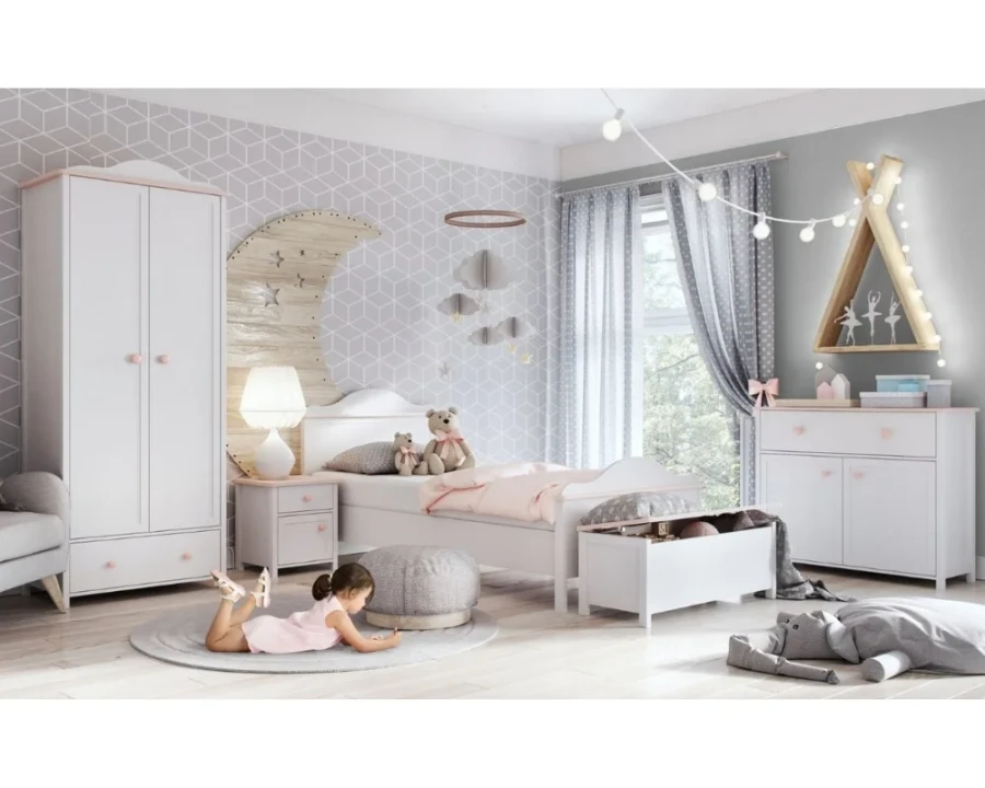 Eingerichtetes Kinderzimmer für Mädchen mit weißen Möbeln und rosa Details.