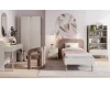 Komplettes Kinderzimmer-Möbelset in harmonischem Beige und Rosé mit Bett und Schreibtisch.