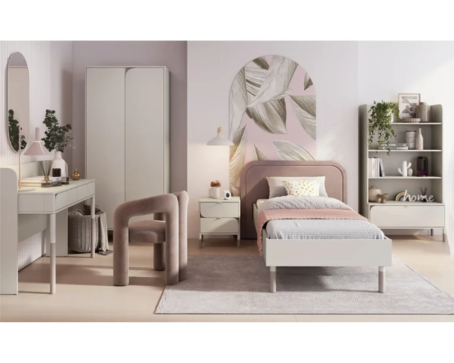 Komplettes Kinderzimmer-Möbelset in harmonischem Beige und Rosé mit Bett und Schreibtisch.