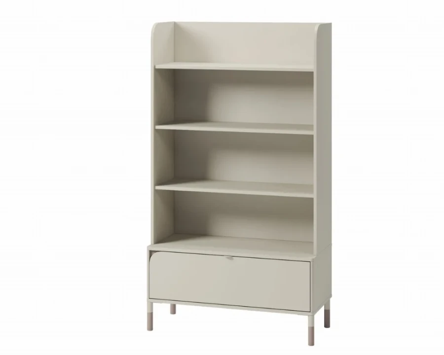 Hohes beiges Bücherregal mit vier offenen Ablagefächern und einer geräumigen Schublade unten.