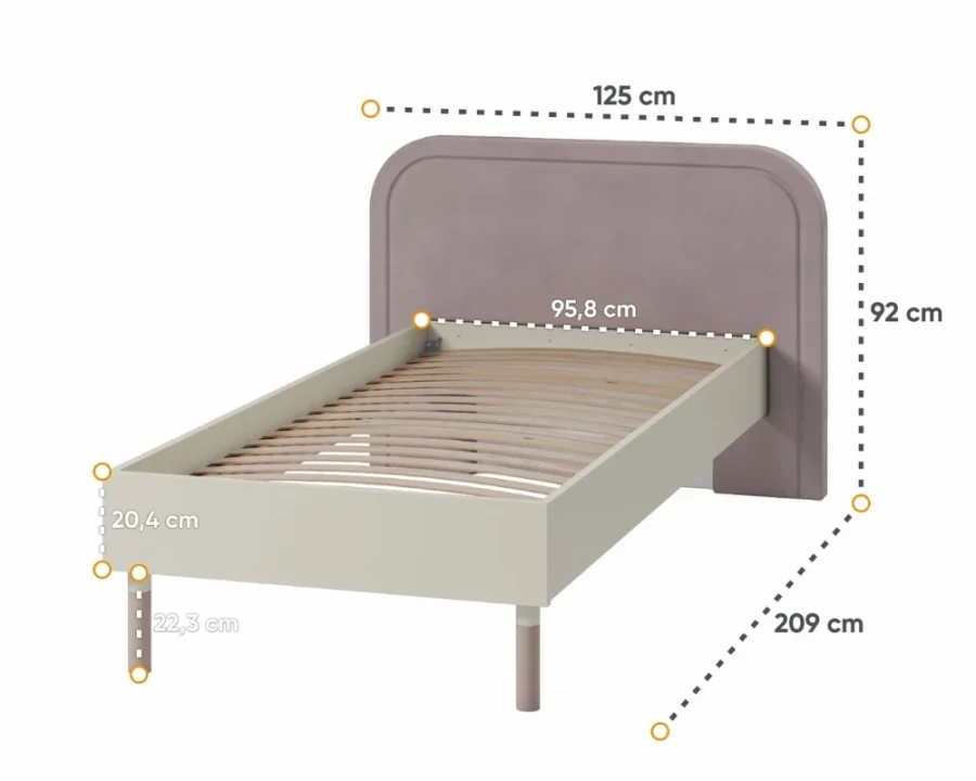 Maße für ein Kinderbett mit gepolstertem rosa Kopfteil und Holzlattenrost.
