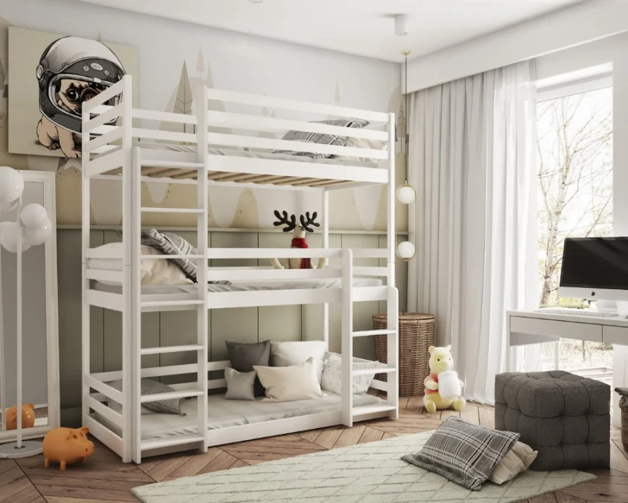 Platzsparendes Dreier-Stockbett im Kinderzimmer mit gemütlicher Einrichtung und Deko.