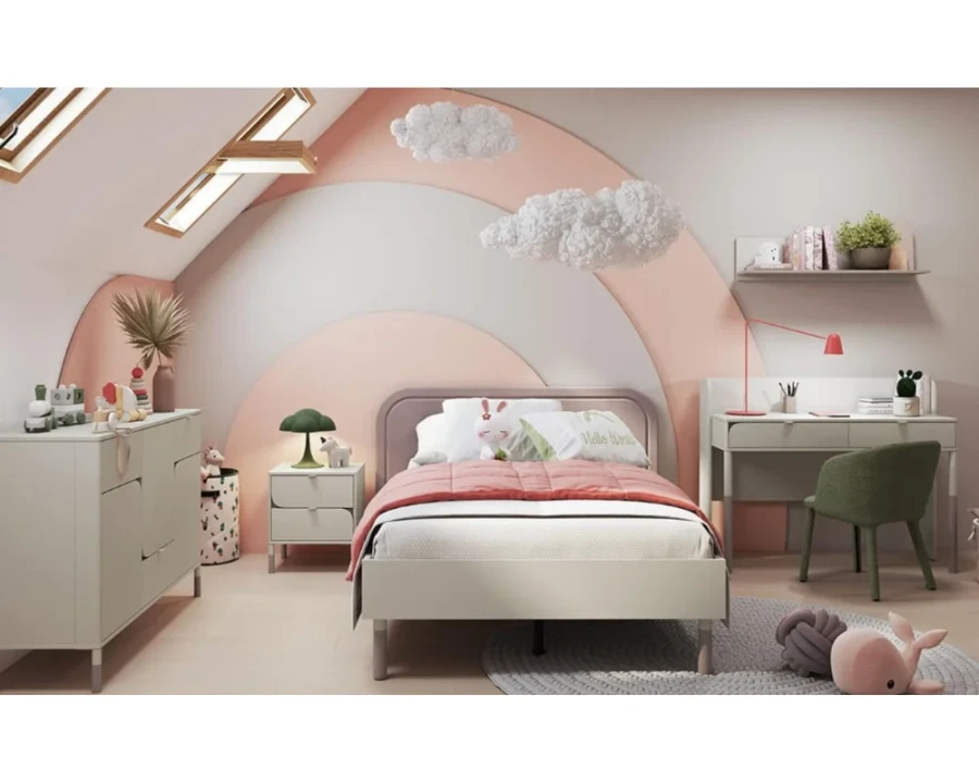 Komplett eingerichtetes Kinderzimmer in Rosa und Beige mit Bett und Schreibtisch.