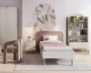 Komplettes Kinderzimmer-Set mit Bett, Bücherregal und Nachttisch in modernem Beige-Rosa.