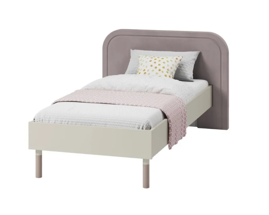 Modernes Kinderbett in Beige mit abgerundetem Kopfteil in Altrosa.
