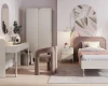 Komplettes Kinderzimmer-Set in Beige und Rosa mit Bett, Schreibtisch, Kleiderschrank und Regal.
