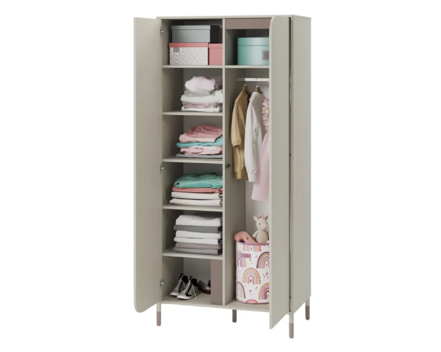 Offener Kleiderschrank für Kinder mit Regalfächern, Kleiderstange und viel Stauraum.
