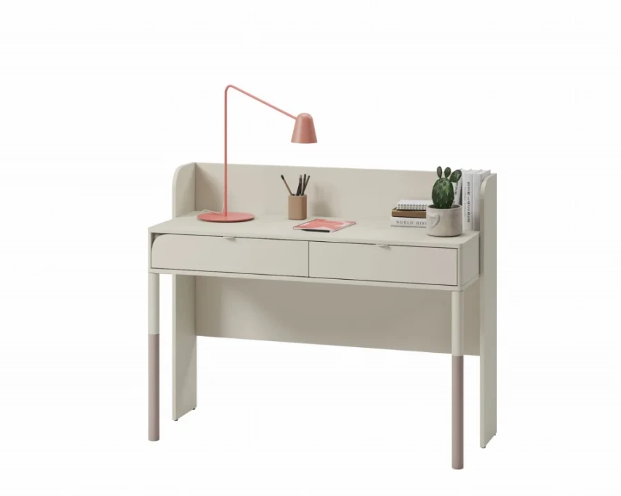 Eleganter beigefarbener Schreibtisch mit zwei Schubladen, dekoriert mit einer rosa Lampe und Zubehör.