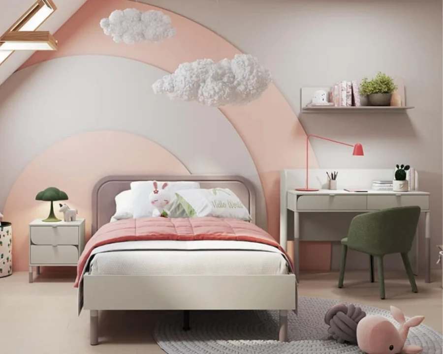 Komplette Kinderzimmer-Einrichtung mit Bett, Schreibtisch und Regal in Pastelltönen.