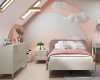 Eingerichtetes Kinderzimmer mit Bett, Sideboard und Wolkendekoration unter der Dachschräge.