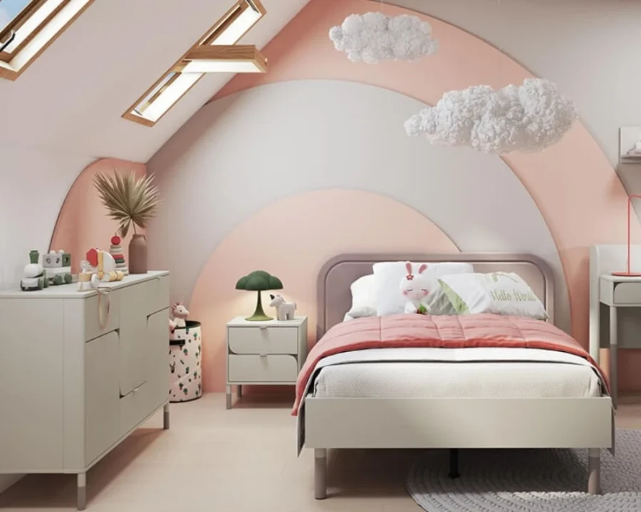 Eingerichtetes Kinderzimmer mit Bett, Sideboard und Wolkendekoration unter der Dachschräge.