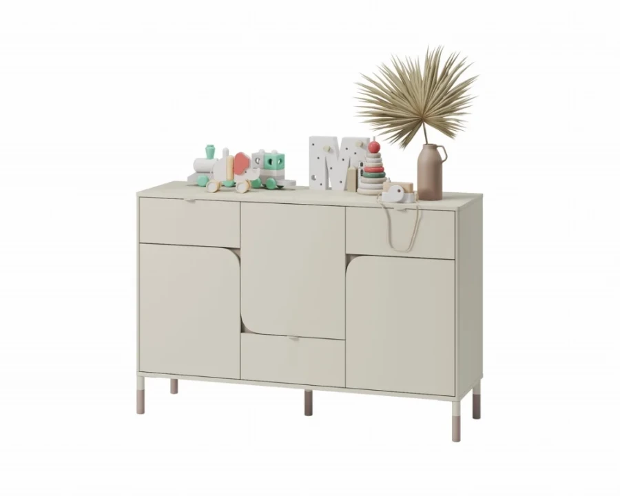 Moderne beige Kommode fürs Kinderzimmer mit Holzspielzeug und Dekoration.