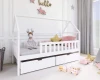 Weißes Hausbett für Kinder mit zwei Schubladen im dekorierten Kinderzimmer.