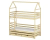 Naturholz Hausbett Etagenbett mit drittem Bett und Schubladen auf weißem Hintergrund.