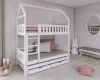 Stilvolles weißes Hausbett Etagenbett in einem hellen, freundlichen Kinderzimmer.