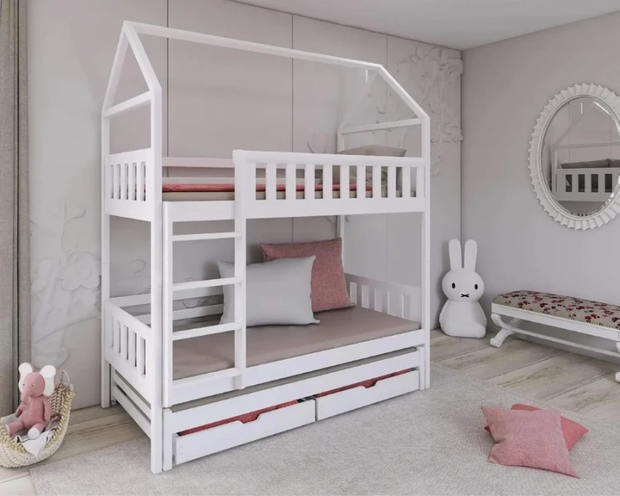 Weißes Hausbett Etagenbett für Kinder mit Ausziehbett und Schubladen in einem hellen Kinderzimmer.