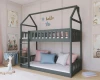 Graues Hausbett für Kinder mit gemütlichen Kissen und Dekoration im Kinderzimmer.