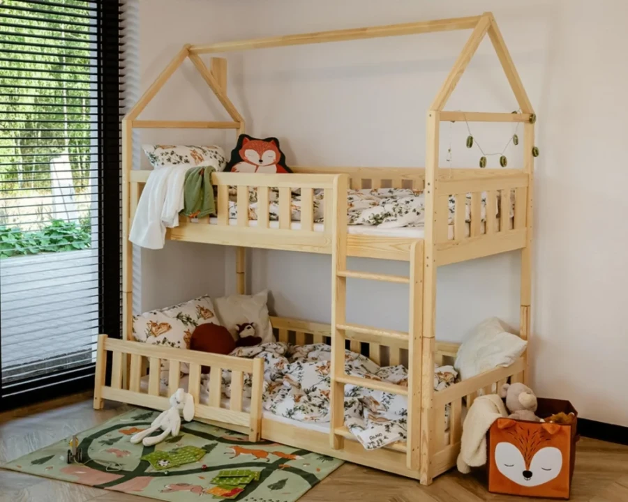 Naturfarbenes Etagenbett im Haus-Stil im Kinderzimmer mit verspielter Fuchs-Dekoration.