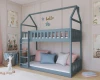 Blaues Etagenbett in Hausform für Kinder im eingerichteten Kinderzimmer.