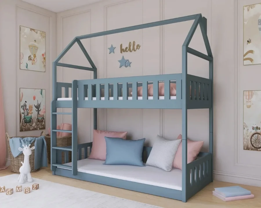 Blaues Etagenbett in Hausform für Kinder im eingerichteten Kinderzimmer.