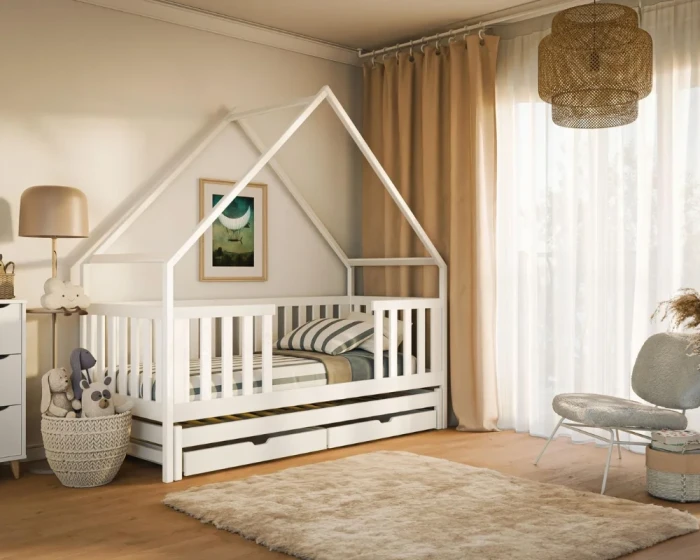 Weißes Hausbett für Kinder im skandinavischen Design mit praktischen Schubladen und gemütlicher Deko.