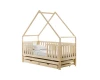 Hausbett aus Massivholz für Kinder mit Rausfallschutz und ausziehbarer Bettschublade auf weißem Grund.