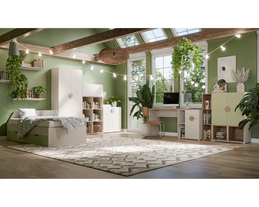 Helles Kinderzimmer-Set mit Schreibtisch, Kleiderschrank und grünen Farbakzenten.
