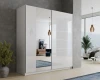 Eleganter weißer Hochglanz-Kleiderschrank mit Schiebetüren und Spiegelelement.