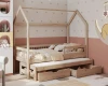 Kinderbett in Hausform aus Naturholz mit Ausziehbett und Schubladen.