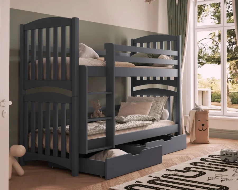 Dunkelgraues Etagenbett aus Massivholz mit zwei Bettkästen in einem gemütlichen Kinderzimmer.