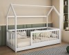 Weißes Hausbett für Kinder mit Rausfallschutz im modernen Kinderzimmer Design.