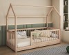 Hausbett für Kinder aus Naturholz mit Rausfallschutz für sicheren Schlaf.