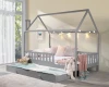 Gemütliches graues Kinder-Hausbett mit Lichterkette, Kissen und Kuscheltieren im hellen Zimmer.