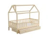 Kinderhausbett aus Kiefernholz mit praktischer Ausziehschublade auf weißem Hintergrund.