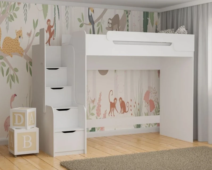 Weißes Kinder-Hochbett mit integrierter Treppe und Stauraum im Dschungel-Design.
