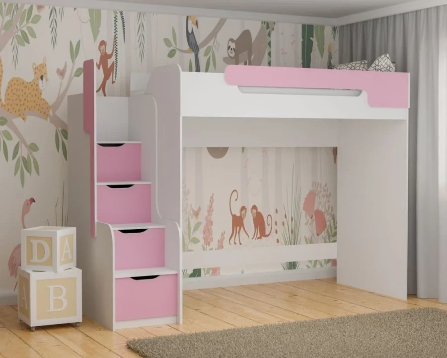 Weißes Kinder-Hochbett mit rosa Treppenschubladen und Rausfallschutz vor Dschungeltapete.