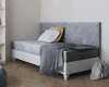 Hellgraues Schlafsofa aus Samt mit weißem Rahmen im modernen Kinderzimmer.