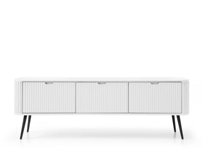 Frontalansicht eines weißen Sideboards mit schwarzen Beinen und dekorativer Riffel-Optik.