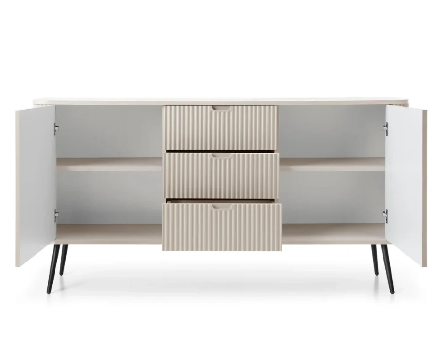 Beiges Sideboard mit geöffneten Schubladen und Türen sowie schwarzen Metallfüßen.