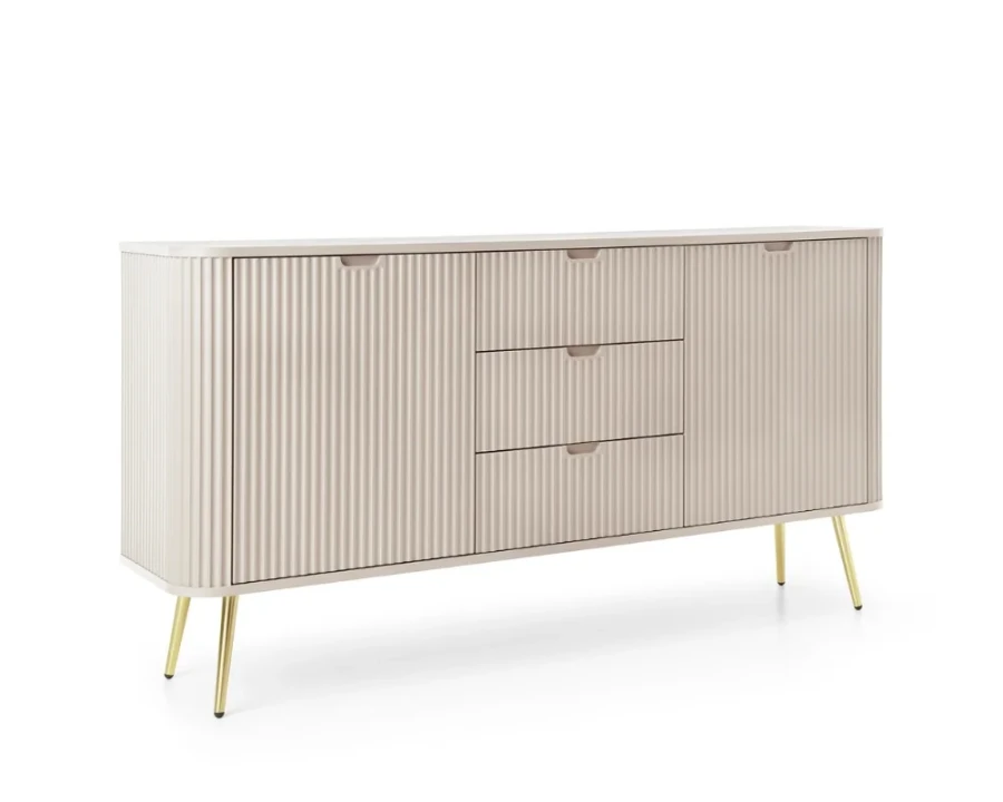Elegantes beiges Sideboard mit vertikalen Rillen und goldenen Beinen in Schrägansicht.