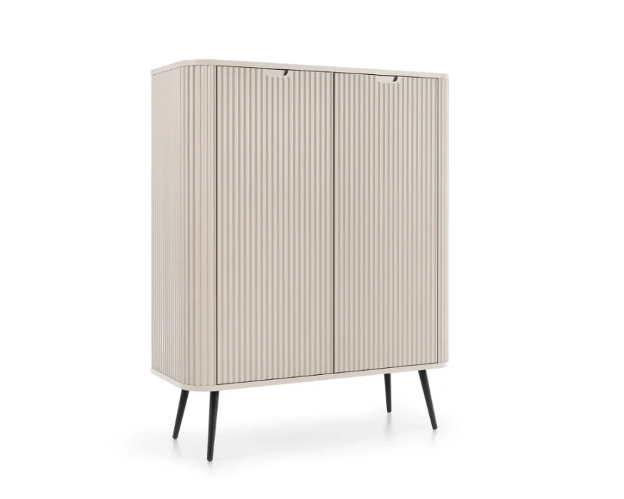 Beiges Highboard mit moderner Rillenstruktur und schwarzen Füßen in perspektivischer Ansicht.