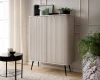 Modernes Highboard in Beige mit Rillenstruktur und schwarzen Beinen im Wohnzimmer.